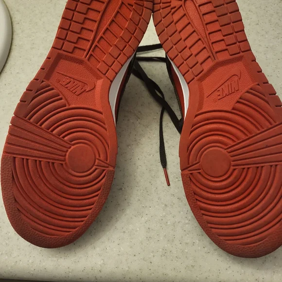 Nike Dunks size 9 red green like new - Picture 5 of 7